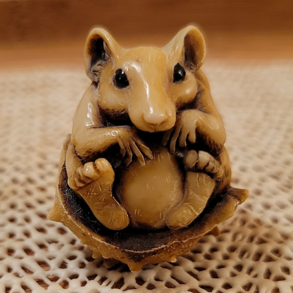 Tiny Figurine Mouse In Nut Shell Signed & Numbered US. AMAZING ARTIST limited